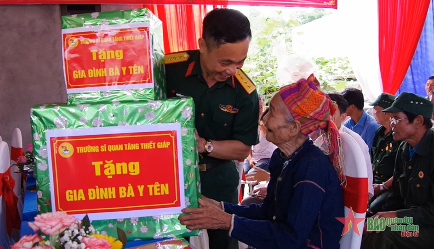 Lãnh đạo, chỉ huy Trường Sĩ quan Tăng thiết giáp trao quà trong dịp khánh thành nhà mới tặng người có công tại huyện Hướng Hóa (Quảng Trị), tháng 7-2022.