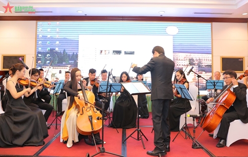 Dàn nhạc Romania chơi nhạc Việt Nam trong chương trình của Đinh Hoài Xuân