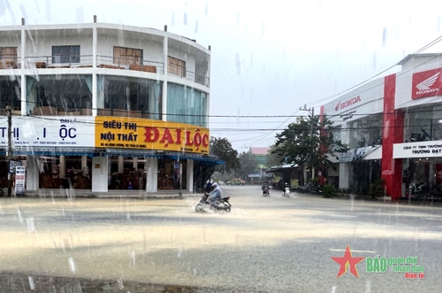 Quảng Nam: Mưa trắng trời, nhiều tuyến đường bị ngập, chia cắt  
