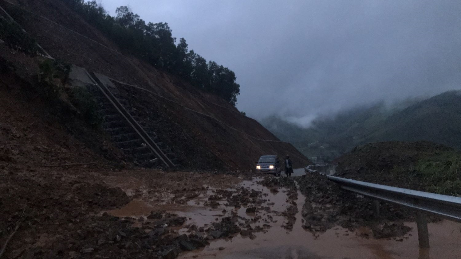 Quảng Ngãi: Mưa lớn nhiều nơi ngập sâu, có xuất hiện lốc xoáy