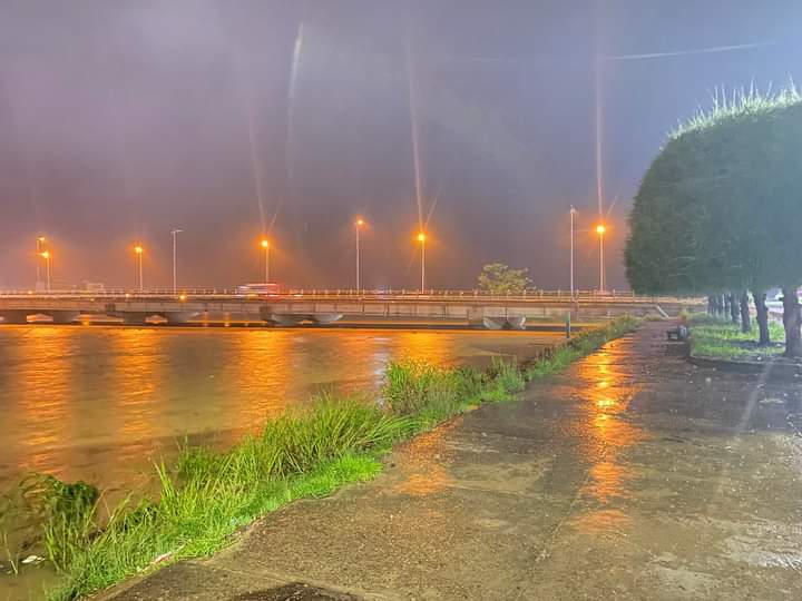 Mưa lớn kéo dài, lũ các sông ở Quảng Ngãi lên cao