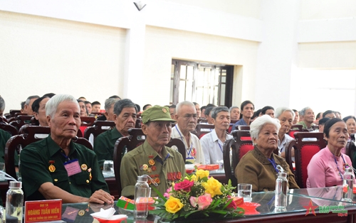 Bộ Quốc phòng tặng quà 70 đại biểu người có công với cách mạng tỉnh Tiền Giang