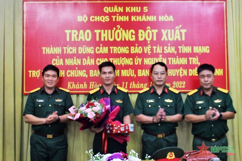Bộ CHQS tỉnh Khánh Hòa khen thưởng đột xuất Thượng úy Nguyễn Thành Trì