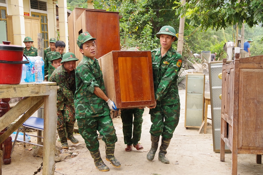 Bộ đội quân hàm xanh hết lòng vì người dân vùng lũ