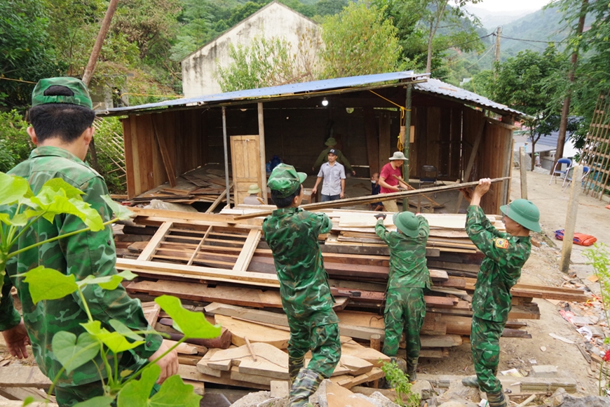 Bộ đội quân hàm xanh hết lòng vì người dân vùng lũ