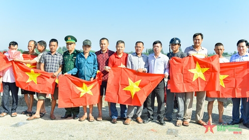 Hơn 10.000 lá cờ Tổ quốc được trao tặng ngư dân tỉnh Thanh Hóa