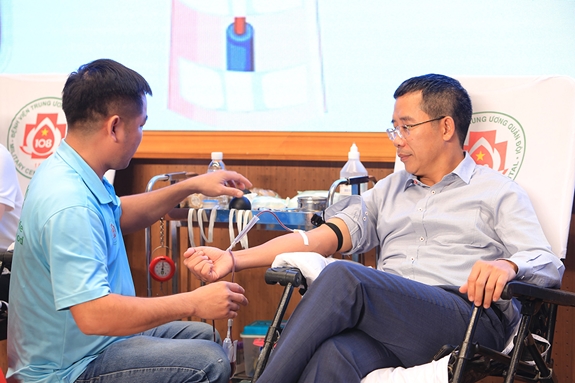 Đại tá Lưu Trung Thái, Phó chủ tịch HĐQT, Tổng giám đốc MB tham gia hiến máu từ sớm.