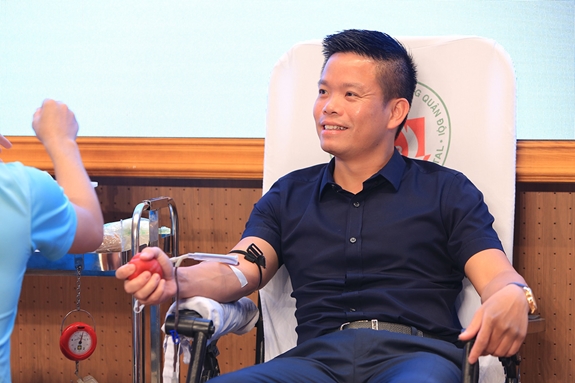 Thiếu tá Vũ Hồng Phú, Thành viên Ban điều hành tham gia hiến máu.