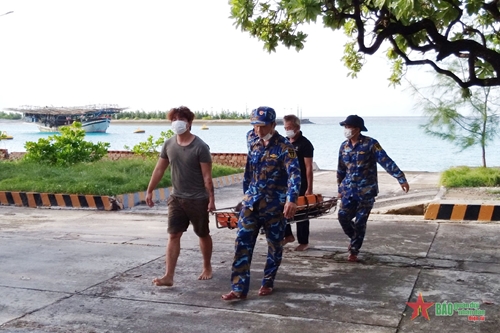 Bệnh xá đảo Sinh Tồn cấp cứu ngư dân nghi ngờ đột quỵ