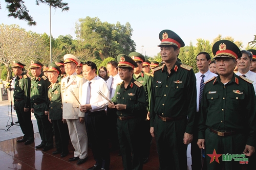 Trung tướng Trịnh Văn Quyết dâng hương tưởng niệm Chủ tịch Hồ Chí Minh tại tỉnh Yên Bái.