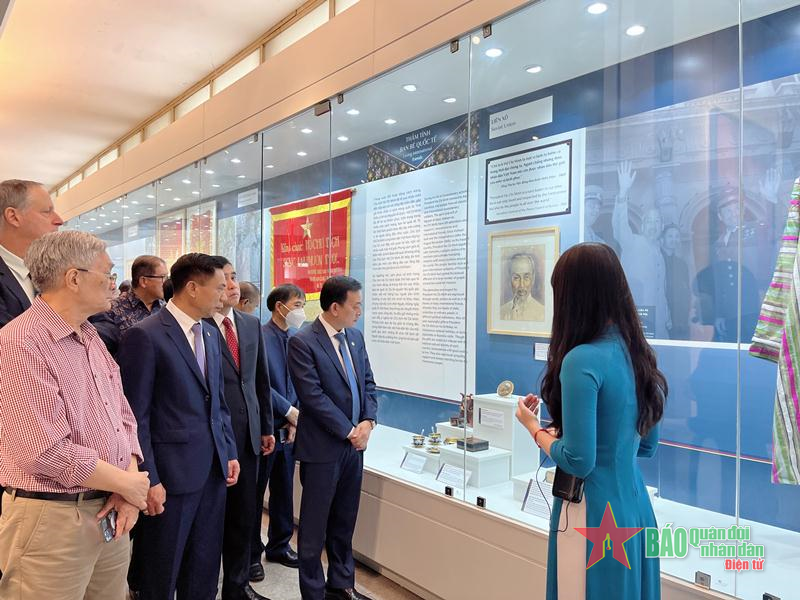 Trưng bày tặng phẩm quý về Bác Hồ