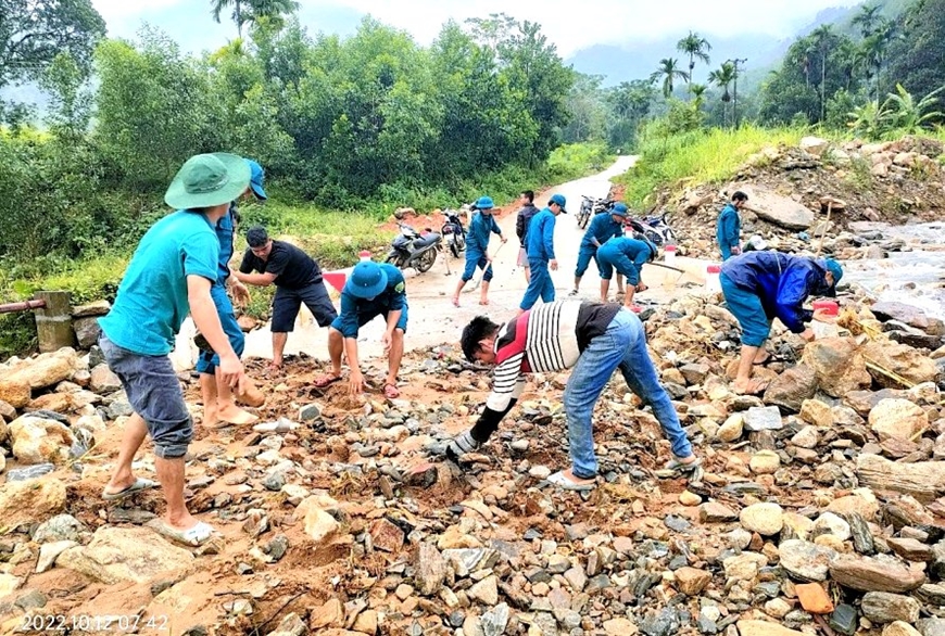 Giúp nhân dân trong thiên tai, hoạn nạn