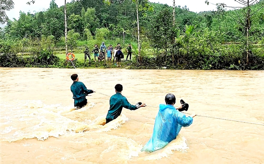 Giúp nhân dân trong thiên tai, hoạn nạn