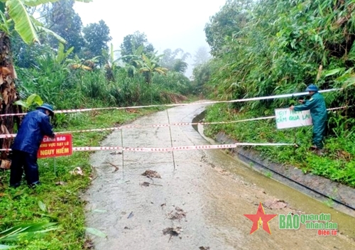 Mưa lớn làm sạt lở nhiều tuyến đường tại huyện Nam Trà My