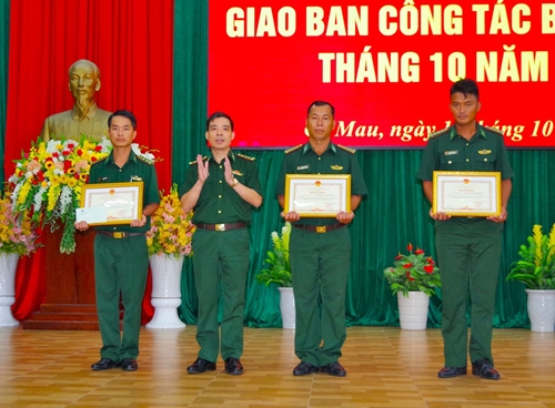 BĐBP tỉnh Cà Mau khen thưởng đột xuất cán bộ có thành tích chống buôn lậu