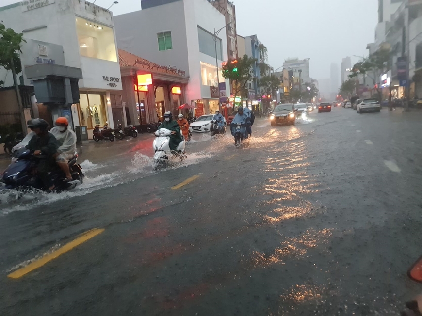 Đà Nẵng mưa lớn kéo dài, nhiều khu vực ngập sâu, giao thông tê liệt