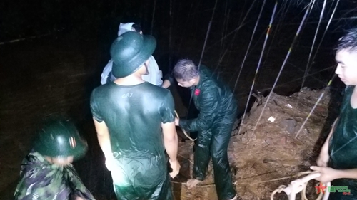 Bộ đội Kho K83 cứu người trong mưa lũ