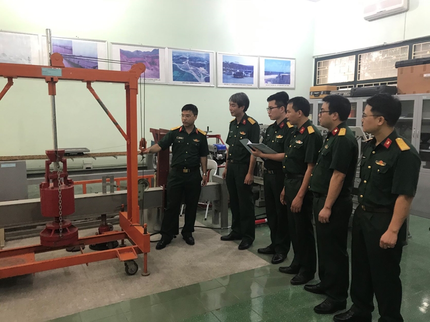 Lãnh đạo, chỉ huy Viện Kỹ thuật công trình đặc biệt luôn quan tâm đầu tư, phát huy tinh thần sáng tạo của các nhà khoa học trẻ. Ảnh: ĐÌNH XUÂN
