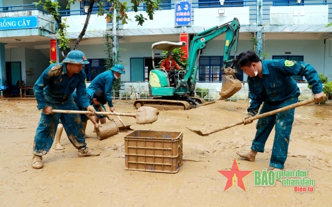 Dốc sức giúp dân khắc phục hậu quả mưa lũ