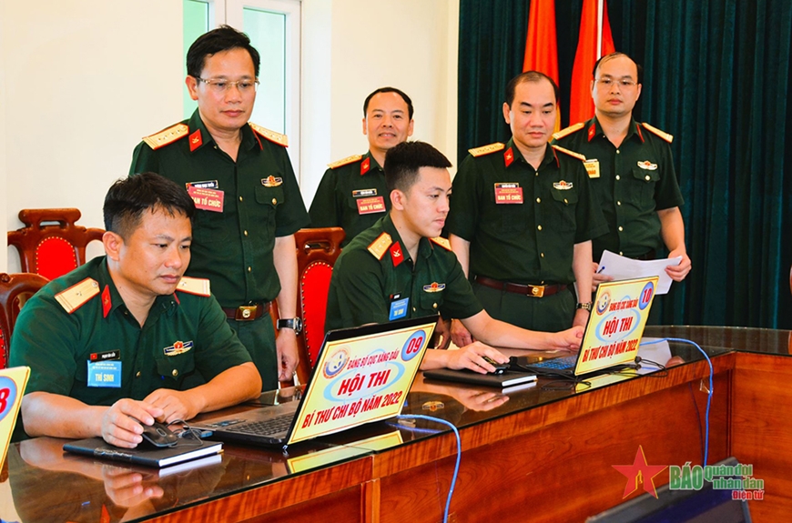 Ban tổ chức hội thi theo dõi các thí sinh thi trắc nghiệm.