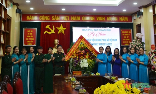 Thiếu tướng Nguyễn Văn Gấu thăm, chúc mừng Ban Phụ nữ Quân đội nhân dịp 20-10