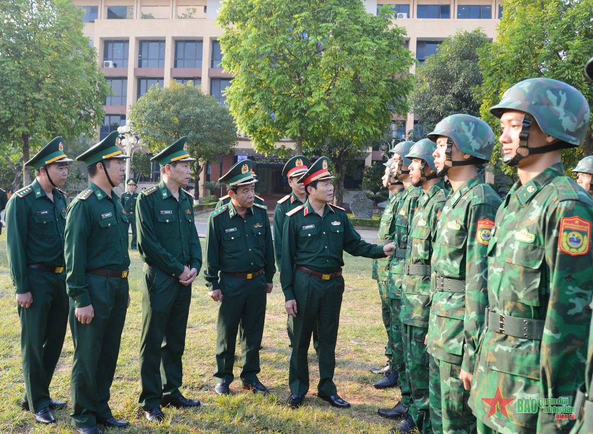 Thượng tướng Nguyễn Tân Cương kiểm tra tại Học viện Biên phòng