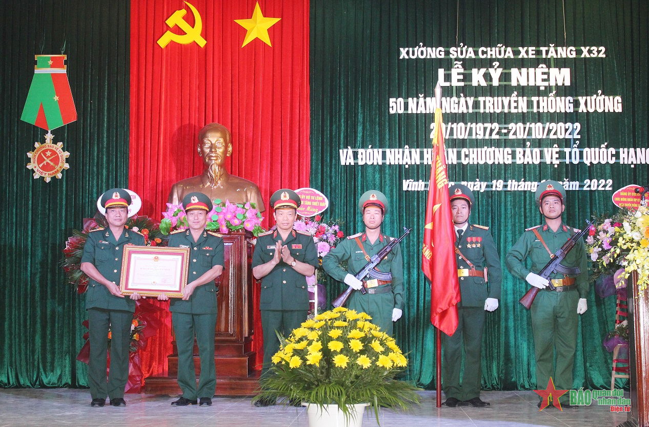 Xưởng sửa chữa xe tăng X32 đón nhận Huân chương Bảo vệ Tổ quốc hạng Ba