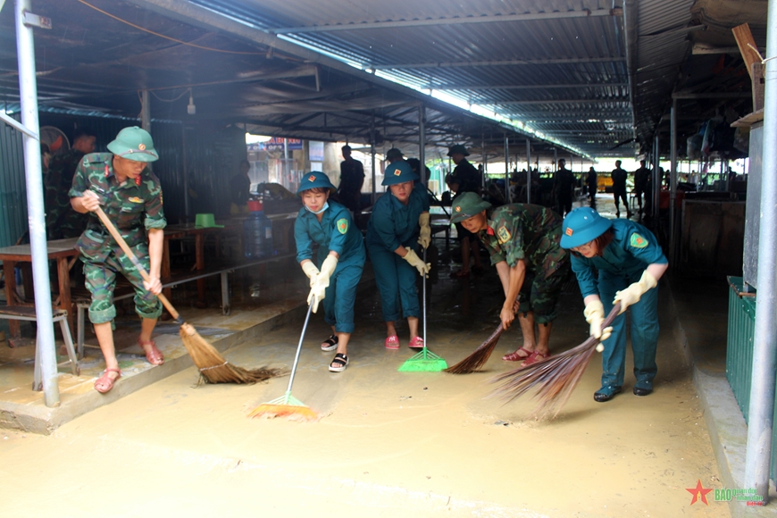 Những “bóng hồng” xung kích nơi tâm lũ