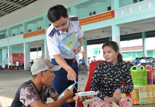 Vùng Cảnh sát biển 4 tuyên truyền chống khai thác hải sản trái phép tại Kiên Giang và Cà Mau