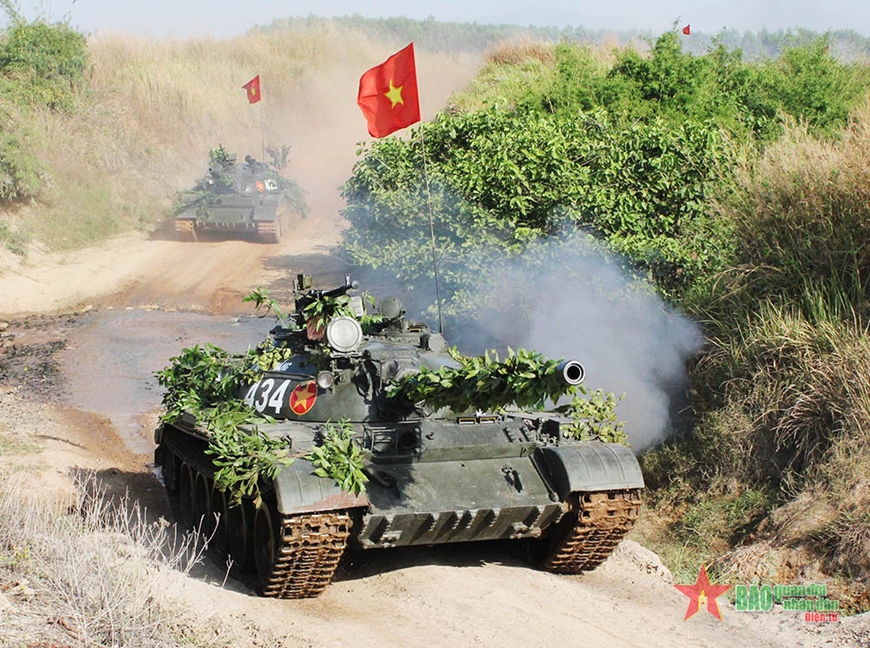 Kíp xe tăng của Lữ đoàn 26 thực hành luyện tập, phấn đấu đạt “Kíp xe quyết thắng”.