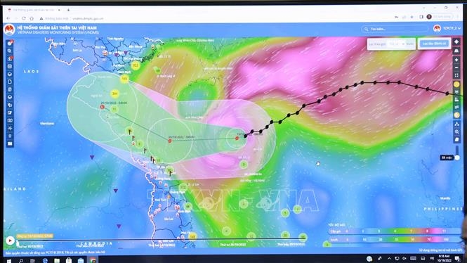 Bão số 6 đã khiến nhiều người dân các tỉnh miền Trung phải mất an toàn và đẩy nhiều gia đình vào tình trạng thiếu đồ dùng. Tuy nhiên, đây cũng là cơ hội để chúng ta cùng nhau chia sẻ tình yêu và sự quan tâm đến những người gặp hoàn cảnh khó khăn. Hãy xem hình ảnh để hiểu thêm về tình hình hiện tại.