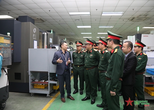 Thượng tướng Phạm Hoài Nam thăm, làm việc tại Tổng công ty Sản xuất thiết bị Viettel