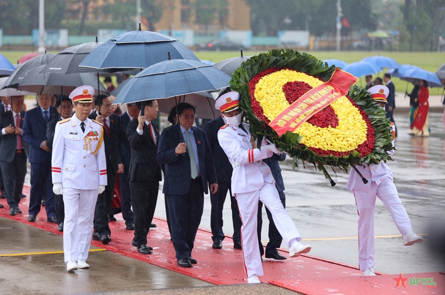 Đoàn đại biểu Quốc hội vào Lăng viếng Chủ tịch Hồ Chí Minh