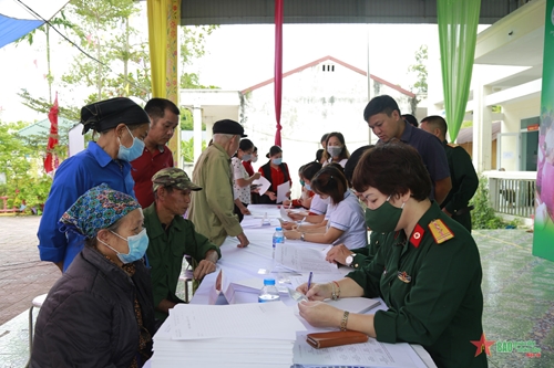 Bệnh viện Trung ương Quân đội 108 khám bệnh, cấp thuốc miễn phí tại xã Linh Hồ (Vị Xuyên, Hà Giang)