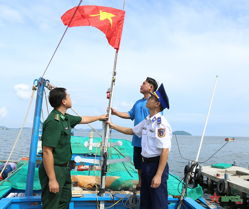 Cảnh sát biển: Những người lính cảnh sát biển của chúng ta không chỉ là những người bảo vệ biên giới mà còn là những người anh hùng của đất nước. Bộ phim giới thiệu về công việc cảnh sát biển của chúng ta sẽ giúp bạn hiểu rõ hơn về công lao của họ trong việc bảo vệ chủ quyền lãnh thổ và ngăn chặn tội phạm trên biển.