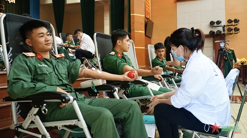 550 cán bộ, đoàn viên Trường Cao đẳng Hậu cần 1 tham gia hiến máu tình nguyện