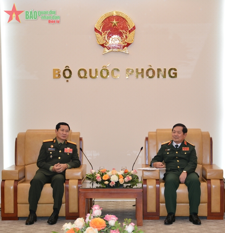 El viceministro de Defensa Nacional de Vietnam, teniente general Le Huy Vinh, y el jefe de la Oficina del Ministerio de Defensa Nacional de Laos, general de división Saichay Kommasith.