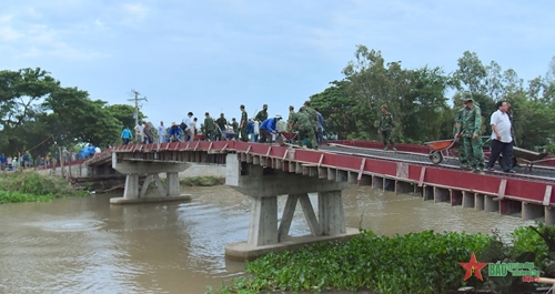 LLVT tỉnh An Giang xây dựng cầu nông thôn giúp nhân dân


