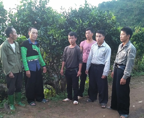 Giúp dân Làng Mảnh vượt đỉnh núi Giàng Pằng

