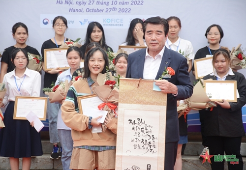Trao 15 giải thưởng tại Cuộc thi viết “Danh ngôn của Chủ tịch Hồ Chí Minh trên thư pháp Hàn Quốc”