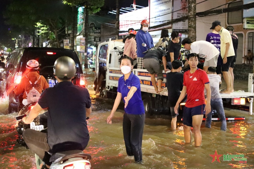 Cần Thơ: Màu áo xanh tình nguyện giữa những ngày triều cường dâng cao