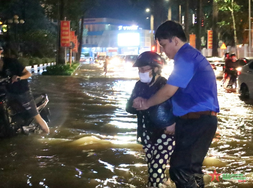 Cần Thơ: Màu áo xanh tình nguyện giữa những ngày triều cường dâng cao