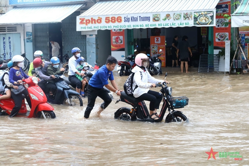 Cần Thơ: Màu áo xanh tình nguyện giữa những ngày triều cường dâng cao