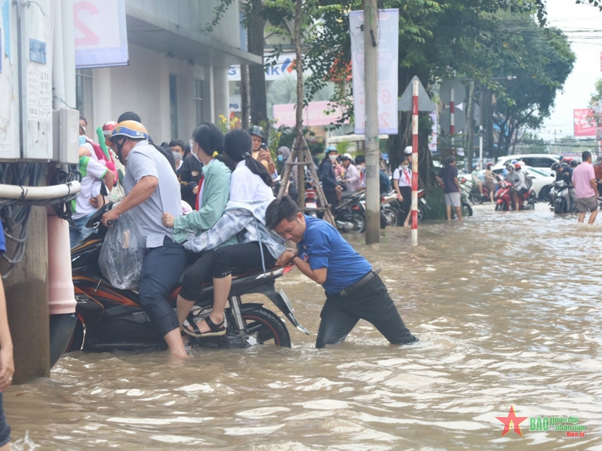 Cần Thơ: Màu áo xanh tình nguyện giữa những ngày triều cường dâng cao