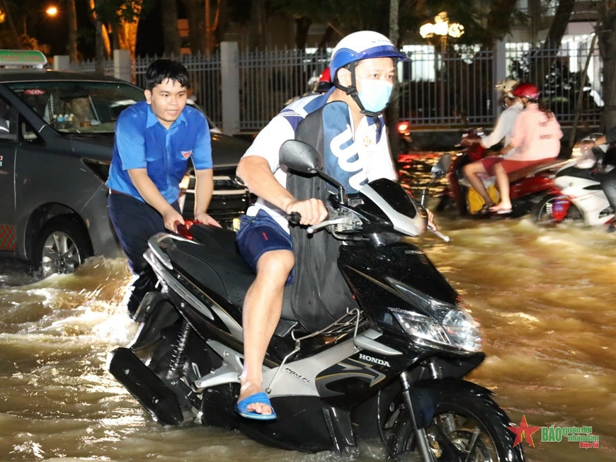 Cần Thơ: Màu áo xanh tình nguyện giữa những ngày triều cường dâng cao