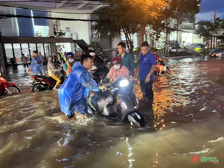 Cần Thơ: Màu áo xanh tình nguyện giữa những ngày triều cường dâng cao