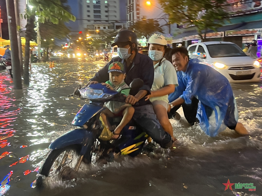 Cần Thơ: Màu áo xanh tình nguyện giữa những ngày triều cường dâng cao