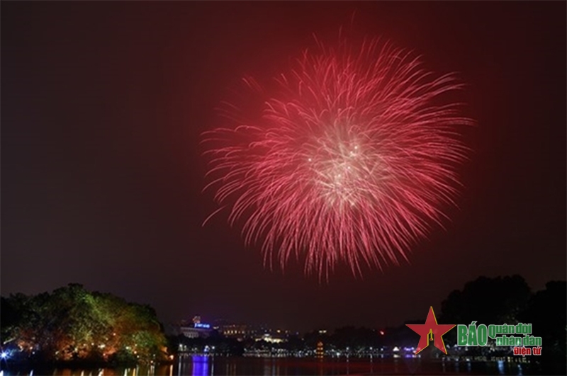Giao thừa 2024 tại Hà Nội sẽ là một trải nghiệm tuyệt vời, đón xem những hình ảnh pháo hoa chói lọi và đầy màu sắc để cảm nhận không khí xuân tươi mới của đất Hà Thành.