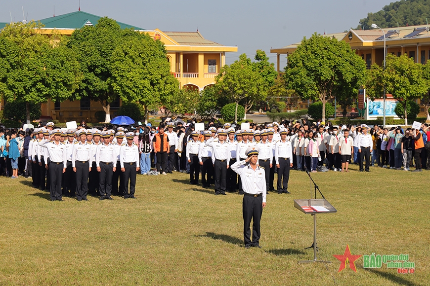 Một ngày trải nghiệm cùng bộ đội Hải quân của học sinh Trường THCS Hoàng Mai