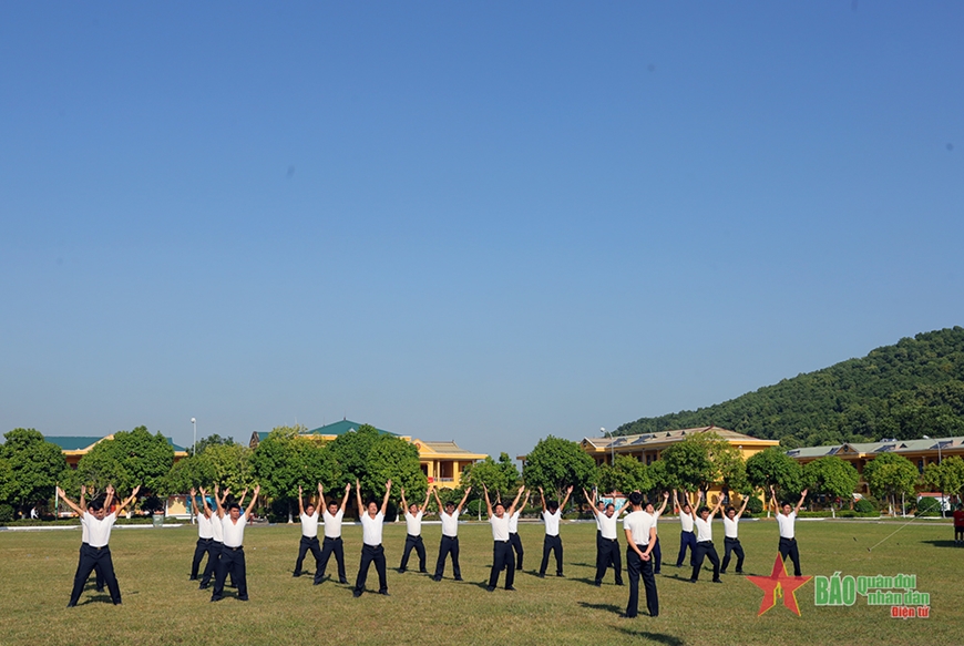 Một ngày trải nghiệm cùng bộ đội Hải quân của học sinh Trường THCS Hoàng Mai